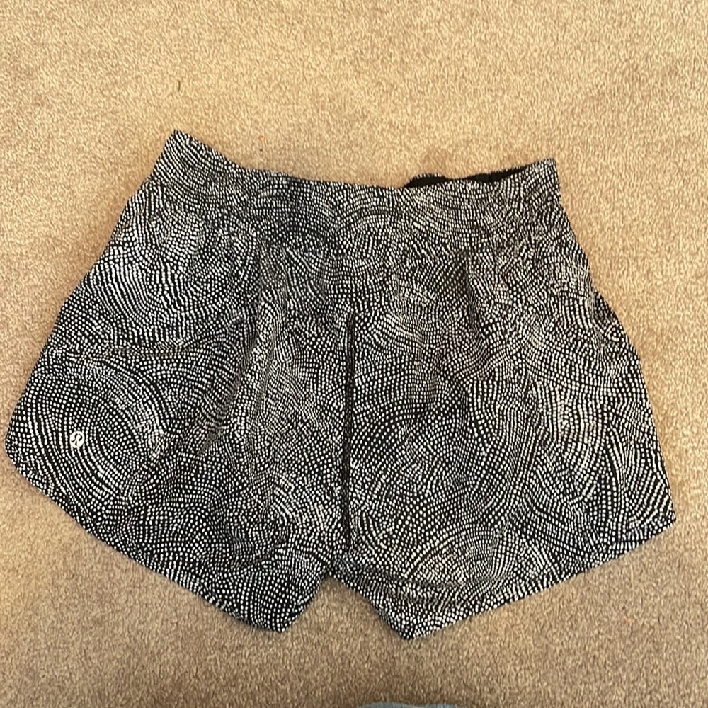 Lululemon Tracker lined short 4”